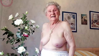 Amateur granny huge ass striptease - nude porn video